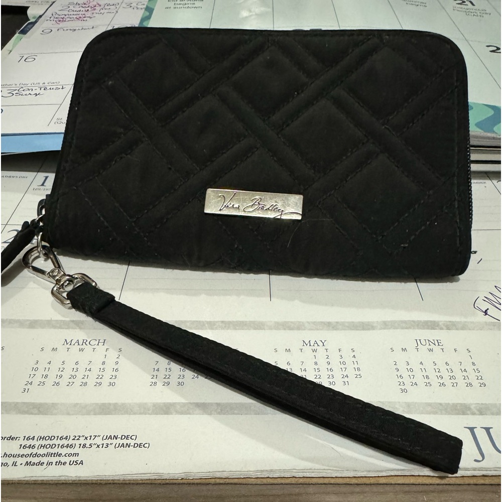 Vera Bradly coin wallet. Very nice, it would look very good in your purse.